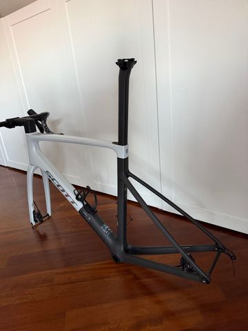 Used Scott Addict RC Pro 2025 Frameset 2025 Road & Gravel, White — image 4 of 7