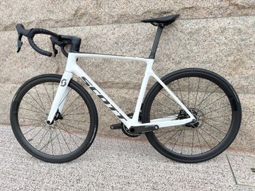 Scott Addict RC 10 2021 2021 Road & Gravel usato, Bianco — immagine 2 di 12