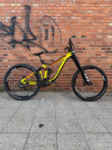 Gebrauchtes Giant Glory Shimano Saint 2016 Mountainbike, Rot — Bild 2 von 12