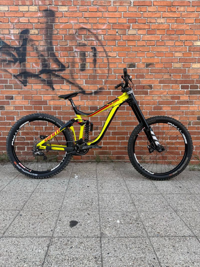 Gebrauchtes Giant Glory Shimano Saint 2016 Mountainbike, Rot — Bild 2 von 12