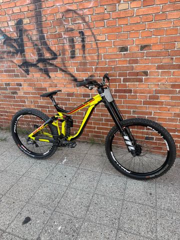 Gebrauchtes Giant Glory Shimano Saint 2016 Mountainbike, Rot — Bild 3 von 12