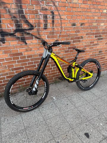 Gebrauchtes Giant Glory Shimano Saint 2016 Mountainbike, Rot — Bild 9 von 12