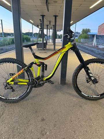 Gebrauchtes Giant Glory Shimano Saint 2016 Mountainbike, Rot — Bild 12 von 12