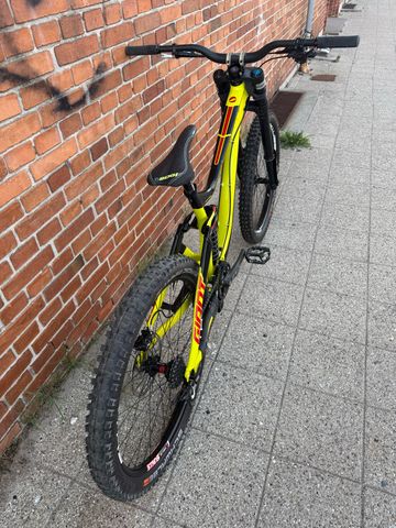 Gebrauchtes Giant Glory Shimano Saint 2016 Mountainbike, Rot — Bild 7 von 12