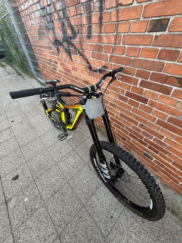 Gebrauchtes Giant Glory Shimano Saint 2016 Mountainbike, Rot — Bild 4 von 12