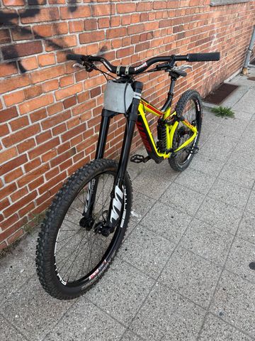 Gebrauchtes Giant Glory Shimano Saint 2016 Mountainbike, Rot — Bild 10 von 12