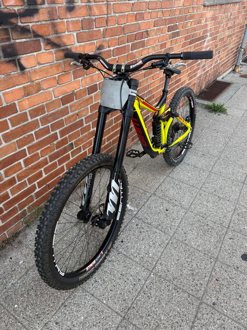 Gebrauchtes Giant Glory Shimano Saint 2016 Mountainbike, Rot — Bild 10 von 12