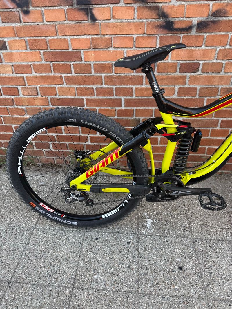Gebrauchtes Giant Glory Shimano Saint 2016 Mountainbike, Rot — Bild 5 von 12