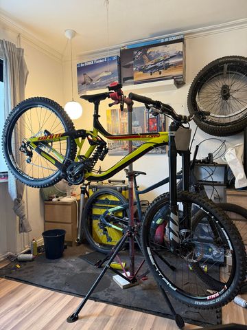 Gebrauchtes Giant Glory Shimano Saint 2016 Mountainbike, Rot — Bild 11 von 12