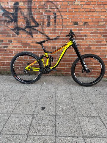 Gebrauchtes Giant Glory Shimano Saint 2016 Mountainbike, Rot — Bild 1 von 12