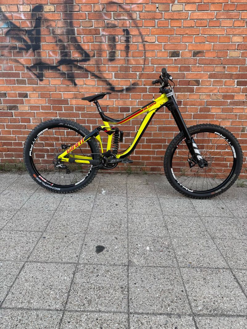 Gebrauchtes Giant Glory Shimano Saint 2016 Mountainbike, Rot — Bild 1 von 12