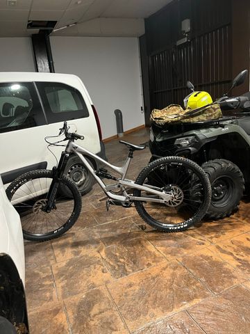 Used YT Industries Capra Base AL 2021 2021 Mountainbike, Light Gray, 27.5 — image 3 of 4