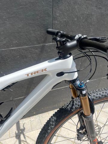 Used Trek Supercaliber 9.7 2021 2021 Mountainbike, White, 29 — image 3 of 30