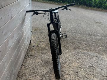 Used Giant Reign 2 2024 2024 Mountainbike, Light Gray, 29 — image 2 of 13