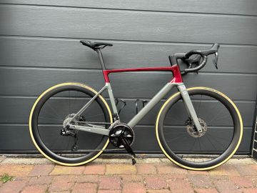 Brugt Focus IZALCO MAX 8.9 2024 2024 Road & Gravel — billede 1 af 9