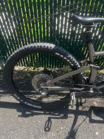 Used Salsa Rustler Deore 2023 2023 Mountainbike, Light Gray, 27.5 — image 7 of 10
