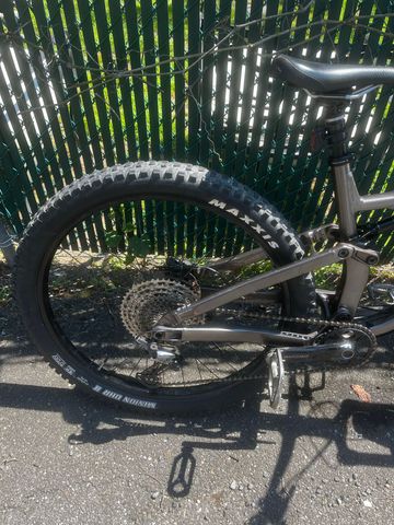 Used Salsa Rustler Deore 2023 2023 Mountainbike, Light Gray, 27.5 — image 7 of 10