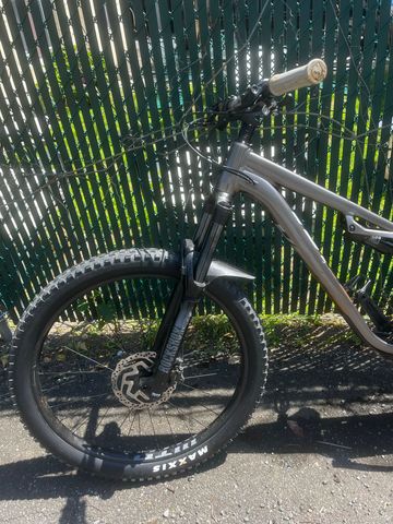 Used Salsa Rustler Deore 2023 2023 Mountainbike, Light Gray, 27.5 — image 2 of 10
