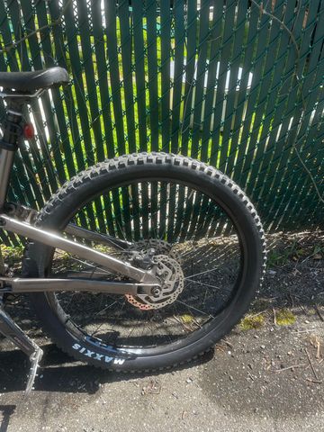 Used Salsa Rustler Deore 2023 2023 Mountainbike, Light Gray, 27.5 — image 3 of 10