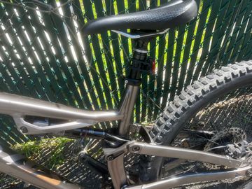 Used Salsa Rustler Deore 2023 2023 Mountainbike, Light Gray, 27.5 — image 4 of 10