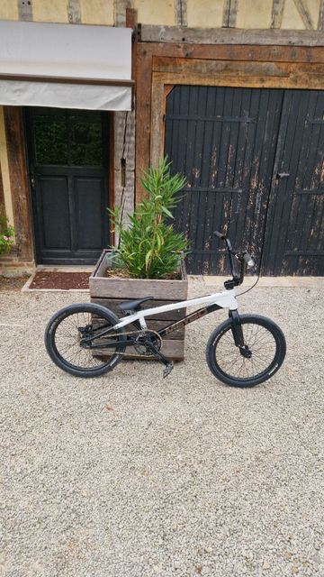 Used Meybo Custom Shimano SLX 2022 Mountainbike, White — image 1 of 10