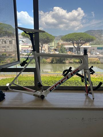 Tweedehands Focus IZALCO MAX RED eTap 2018 Frameset 2018 Road & Gravel — afbeelding 2 van 3