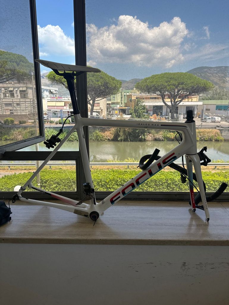 Brugt Focus IZALCO MAX RED eTap 2018 Frameset 2018 Road & Gravel — billede 2 af 3