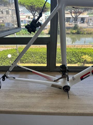 Tweedehands Focus IZALCO MAX RED eTap 2018 Frameset 2018 Road & Gravel — afbeelding 3 van 3
