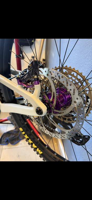 Used Santa Cruz Bronson Sram Eagle Transmission X0 2024 Mountainbike, White — image 14 of 16
