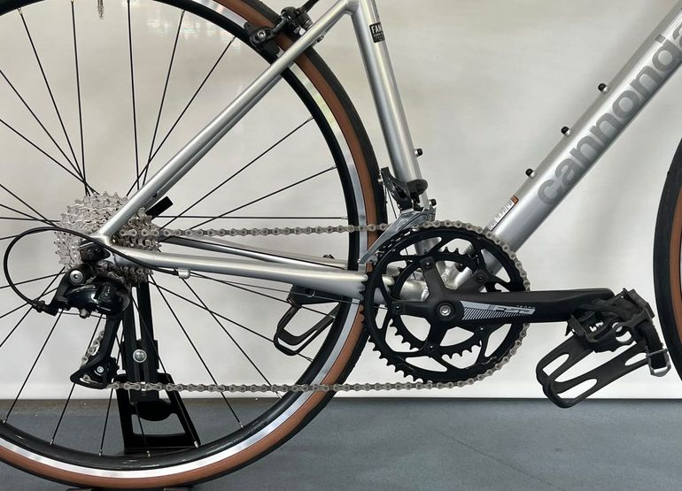 Cannondale CAAD Optimo 4 2023 Road & Gravel usato, Grigio chiaro — immagine 2 di 8