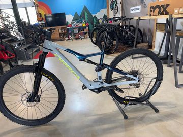 Orbea RISE H30 2022 2022 Mountainbike usato, Grigio chiaro — immagine 2 di 3