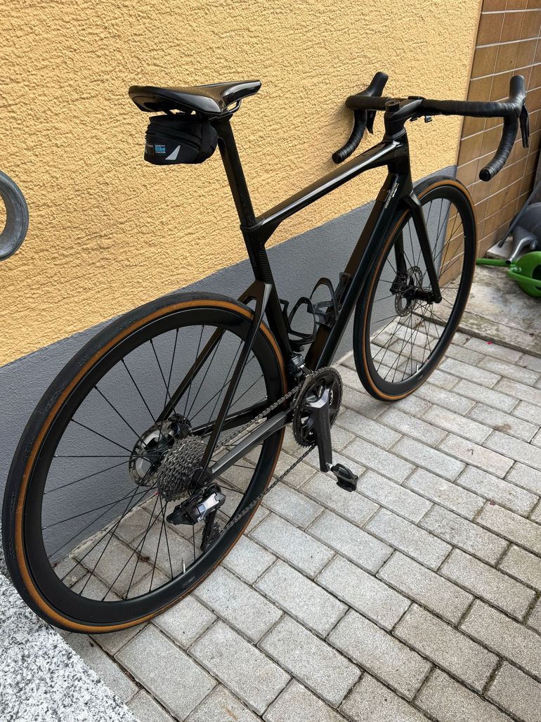 Used BMC Roadmachine 01 FIVE 2022 2022 Road & Gravel, Black — image 4 of 7