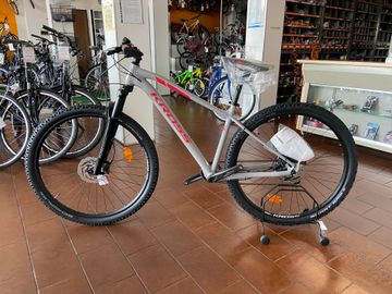 Used Kross Level Shimano Deore XT 2025 Mountainbike, Light Gray — image 7 of 8
