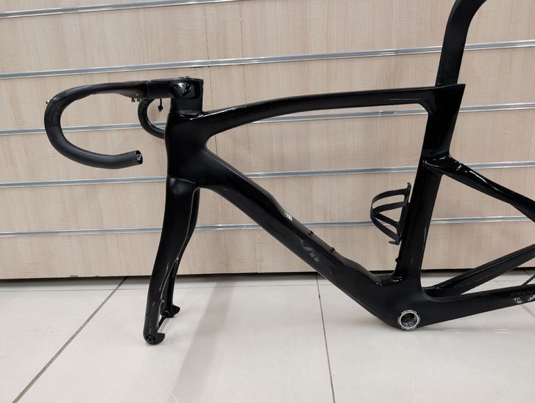 Brugt Pinarello Dogma F Disc 2023 Frameset 2023 Road & Gravel — billede 2 af 8