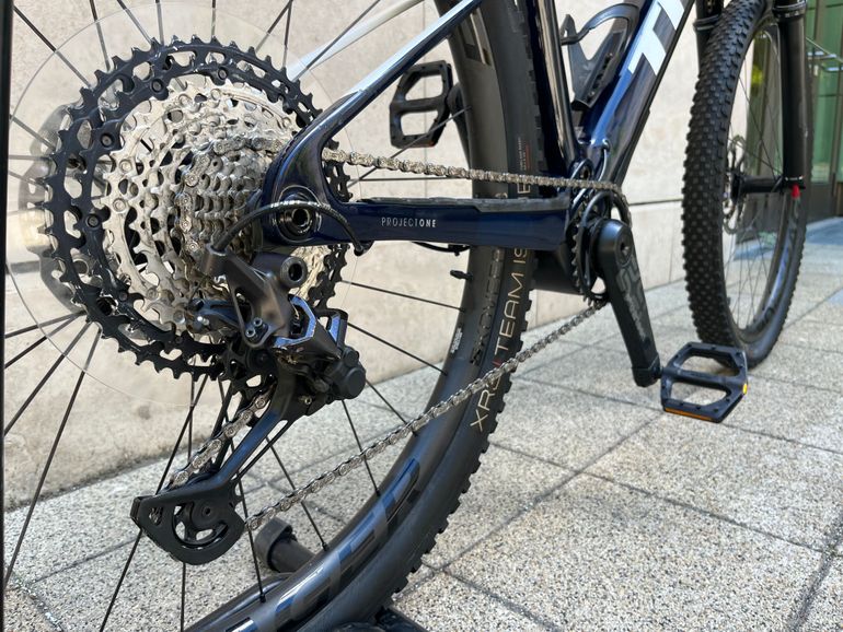 Brugt Trek E-Caliber 9.8 XT Gen 2 2022 2022 Mountainbike — billede 9 af 12