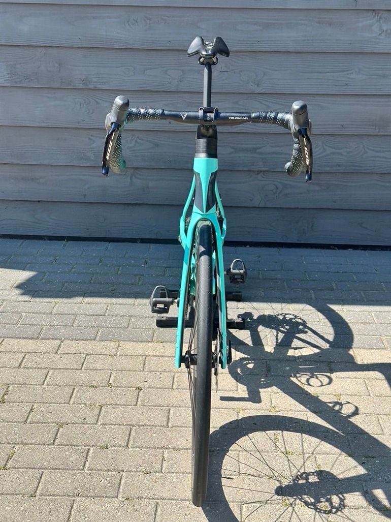 Brugt Bianchi Oltre Comp 105 Di2 2025 2025 Road & Gravel — billede 12 af 17