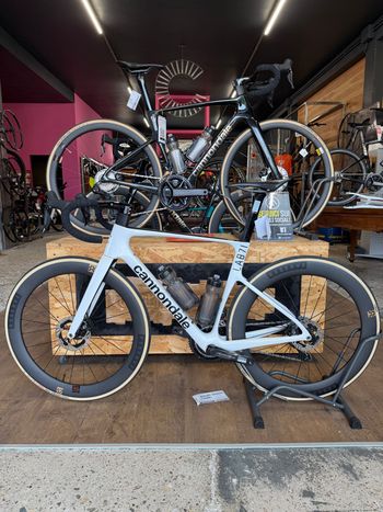 Cannondale SuperSix EVO Shimano Dura Ace Di2 2026 Road & Gravel usato, Bianco — immagine 2 di 3