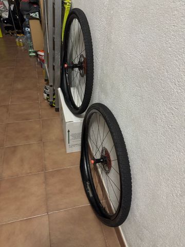 Käytetty Giant Revolt Advanced 2 2025 2025 Road & Gravel — kuva 19 / 21