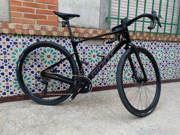 Käytetty Giant Revolt Advanced 2 2025 2025 Road & Gravel — kuva 1 / 21