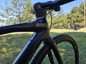 Used BMC Roadmachine 01 FOUR 2023 2023 Road & Gravel, Black — image 4 of 10