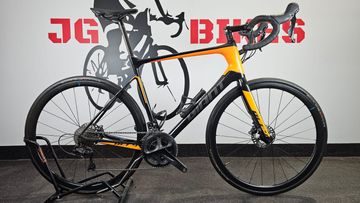 Brugt Giant Advanced 2 Disc + Carbon Wheels 2019 Road & Gravel — billede 1 af 17