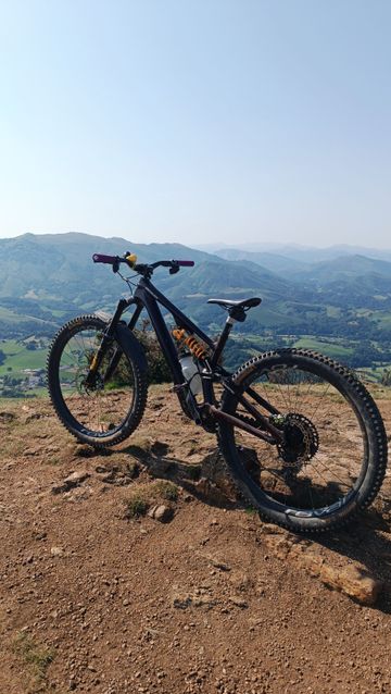 Used Specialized Stumpjumper Pro 2023 2023 Mountainbike, Red — image 3 of 3