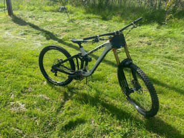 Used Giant Glory Advanced 2024 2024 Mountainbike, White, 29, 27.5 — image 2 of 10