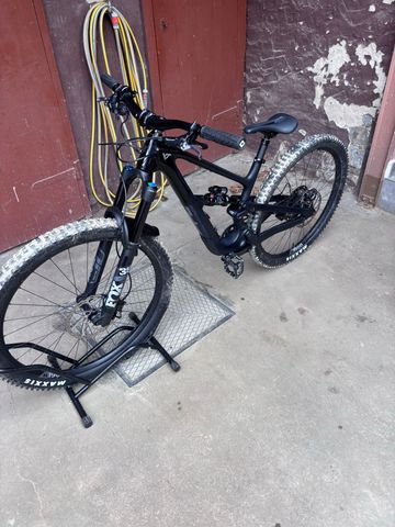 YT Industries Jeffsy 29 CORE 2 CF 2025 2025 Mountainbike usato, Nero — immagine 1 di 6