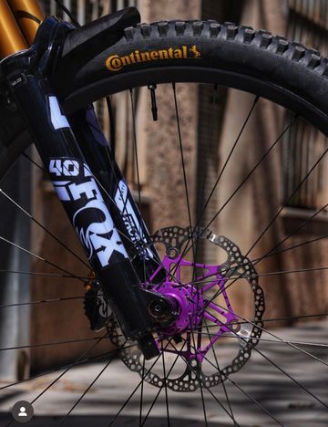 Used Commencal V5 2023 Mountainbike, Purple — image 6 of 7