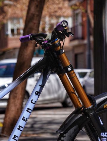 Used Commencal V5 2023 Mountainbike, Purple — image 2 of 7