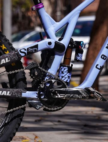 Used Commencal V5 2023 Mountainbike, Purple — image 3 of 7