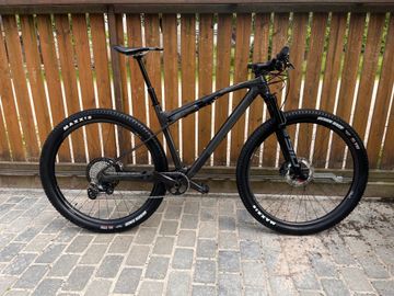 Použité Trek Supercaliber 9.8 XT 2023 2023 Mountainbike — obrázek 1 z 6