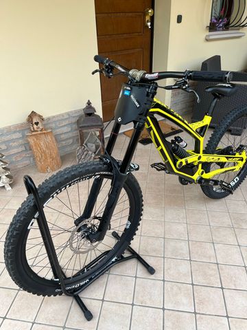 Used YT Industries Tues CF 2018 2018 Mountainbike, Black, 27.5 — image 6 of 10