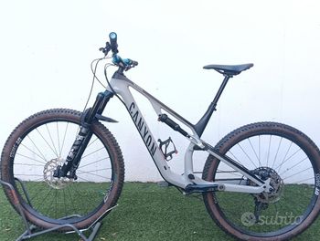 Canyon Neuron CF 8 2024 2024 Mountainbike usato, Grigio chiaro — immagine 2 di 11